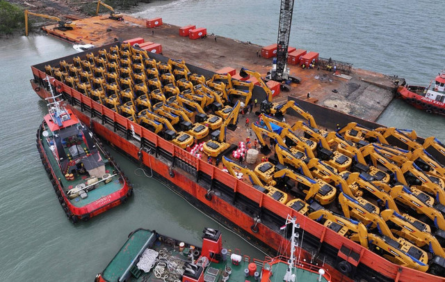 Tampak puluhan alat berat jenis excavator milik haji isam tiba di Pelabuhan Wanam. Foto: Dok istimewa.