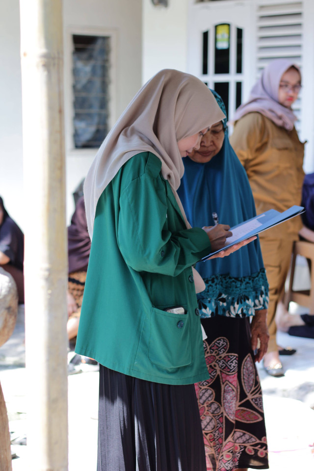 Mahasiswa UHAMKA aktif belajar dengan serius wawancara kemasyarakat dalam kegiatan survei mawas diri (sumber: dokumen pribadi)