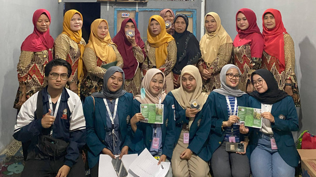 Foto bersama setelah melakukan kegiatan sosialisasi pemanfaatan limbah merang padi untuk dijadikan masker rambut organik dengan ibu - ibu PKK Desa Jati. Sumber Dokumentasi Pribadi