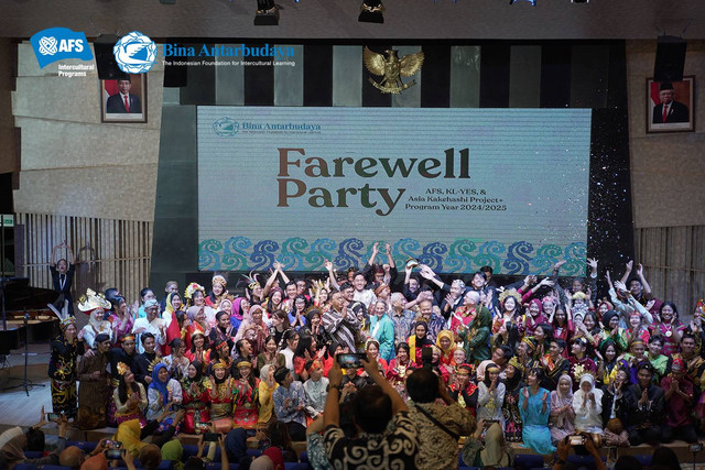 Sebanyak 106 siswa program pertukaran pelajar Yayasan Bina Antarbudaya menggelar malam perpisahan di Makara Art Center, Universitas Indonesia, Sabtu (5/8). Foto. Dok. Yayasan Bina Antarbudaya