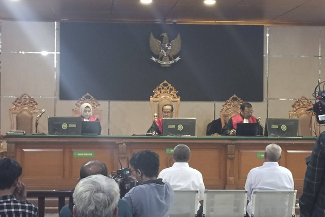 Suasana sidang lanjutan Dago Elos dengan agenda tanggapan Jaksa Penuntut Umum atas eksepsi Kuasa Hukum Terdakwa di Pengadilan Negeri Bandung, pada Selasa (13/8/2024),  Foto: Robby Bounceu/kumparan