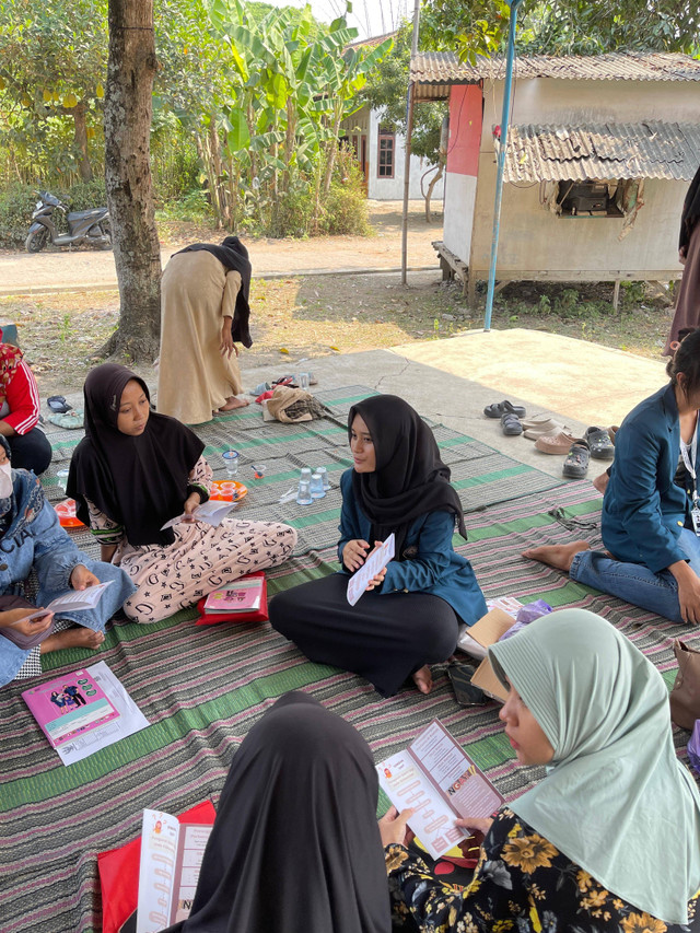 Mahasiswa KKN Tim II Undip melakukan pemaparan materi edukasi pentingnya menjaga kesehatan gigi dan mulut saat hamil untuk mencegah komplikasi kehamilan kepada ibu hamil di desa Sijeruk 