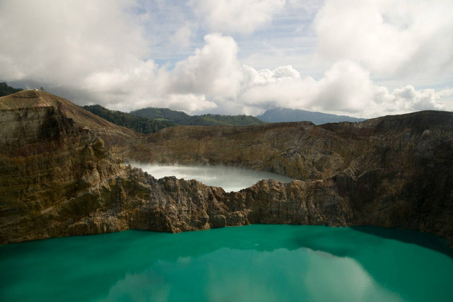 Tempat Wisata di Ende. Foto: Danau Kelimutu. Sumber: Unsplash Pierre Yves Burgi