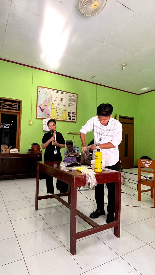 Edukasi Pembuatan Kompos Serbuk Kayu (PESBUK) Oleh Tim II KKN UNDIP 2023/2024