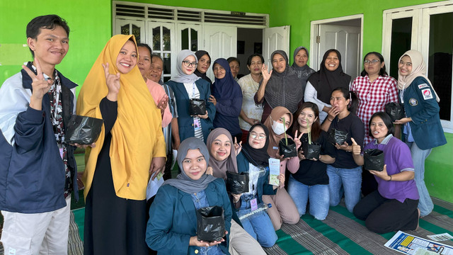 Foto bersama setelah melakukan kegiatan sosialisasi Pemanfaatan dan Penanaman Apotek Hidup di Lahan Kosong sebagai Pemenuhan Tanaman Obat Keluarga (TOGA) dengan ibu - ibu PKK Desa Jati. Sumber Dokumentasi Pribadi