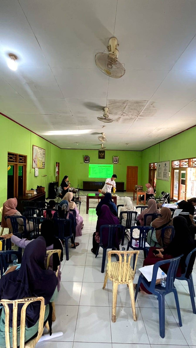 Edukasi Pembuatan Kompos Serbuk Kayu (PESBUK) Oleh Tim II KKN UNDIP 2023/2024 (1)