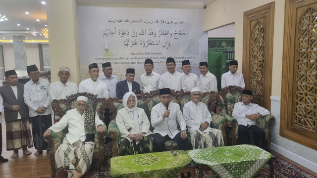 Ketua Umum PBNU, Yahya Cholil Staquf atau Gus Yahya bersama kiai lainnya menemui Rais Aam PBNU, KH Miftachul Ahyar di kediamannya di Pondok Pesantren Miftachussunnah, Surabaya, pada Selasa (13/8/2024). Foto: Farusma Okta Verdian/kumparan