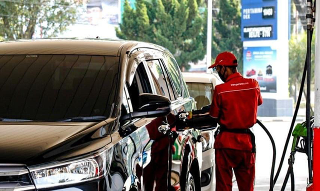 Petugas SPBU saat mengisi BBM ke pelanggan. Foto: Dok. Pertamina