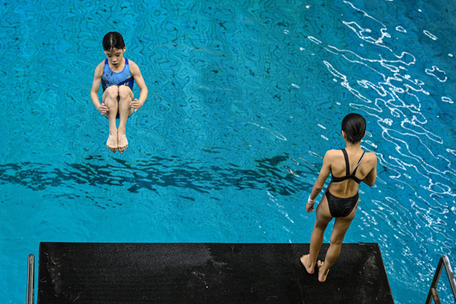 Atlet muda loncat indah China saat mengikuti latihan di sekolah olahraga Muxiyuan, Beijing, China.  Foto: JADE GAO / AFP