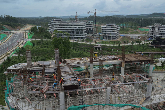 Sejumlah pekerja menyelesaikan proyek pembangunan gedung kementerian di Ibu Kota Nusantara (IKN), Penajam Paser Utara, Kalimantan Timur, Selasa (13/8/2024). Foto: ANTARA FOTO/Fauzan