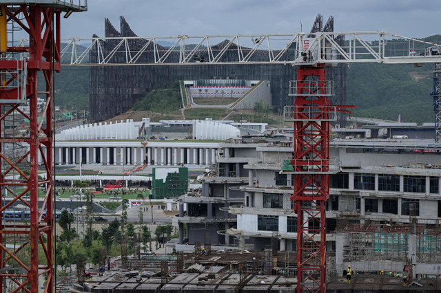 Sejumlah pekerja menyelesaikan proyek pembangunan gedung kementerian di Ibu Kota Nusantara (IKN), Penajam Paser Utara, Kalimantan Timur, Selasa (13/8/2024). Foto: ANTARA FOTO/Fauzan