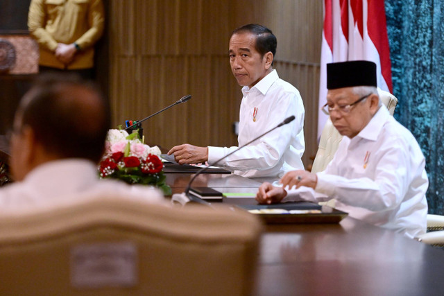 Presiden Joko Widodo dan Wapres Ma'ruf Amin memimpin pertemuan dengan para gubernur se-Indonesia di Istana Garuda, Ibu Kota Nusantara (IKN), Penajam Paser Utara, Kalimantan Timur, Selasa (13/8/2024). Foto: Muchlis Jr/Biro Pers Sekretariat Presiden