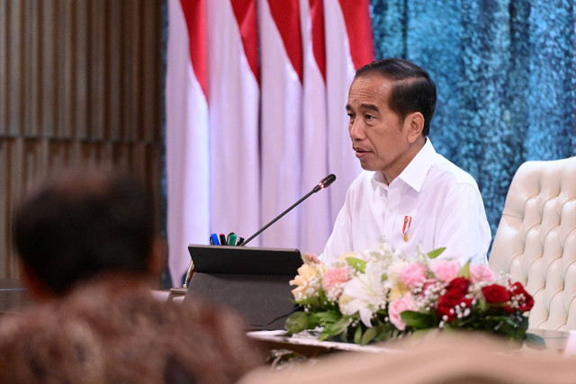 Presiden Joko Widodo memimpin pertemuan dengan para gubernur se-Indonesia di Istana Garuda, Ibu Kota Nusantara (IKN), Penajam Paser Utara, Kalimantan Timur, Selasa (13/8/2024). Foto: Muchlis Jr/Biro Pers Sekretariat Presiden