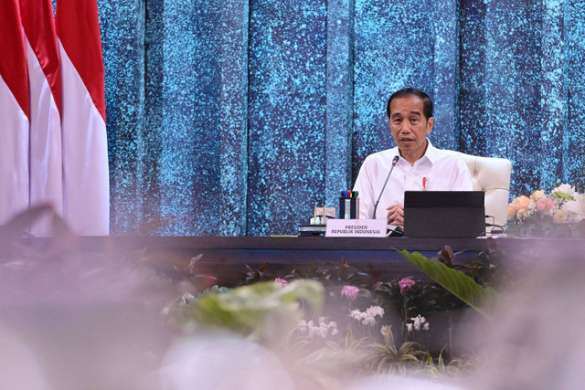 Presiden Joko Widodo memimpin pertemuan dengan para gubernur se-Indonesia di Istana Garuda, Ibu Kota Nusantara (IKN), Penajam Paser Utara, Kalimantan Timur, Selasa (13/8/2024). Foto: Muchlis Jr/Biro Pers Sekretariat Presiden