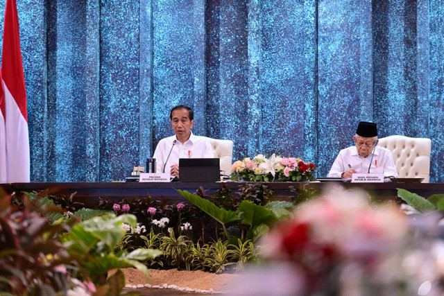 Presiden Joko Widodo dan Wapres Ma'ruf Amin memimpin pertemuan dengan para gubernur se-Indonesia di Istana Garuda, Ibu Kota Nusantara (IKN), Penajam Paser Utara, Kalimantan Timur, Selasa (13/8/2024). Foto: Muchlis Jr/Biro Pers Sekretariat Presiden