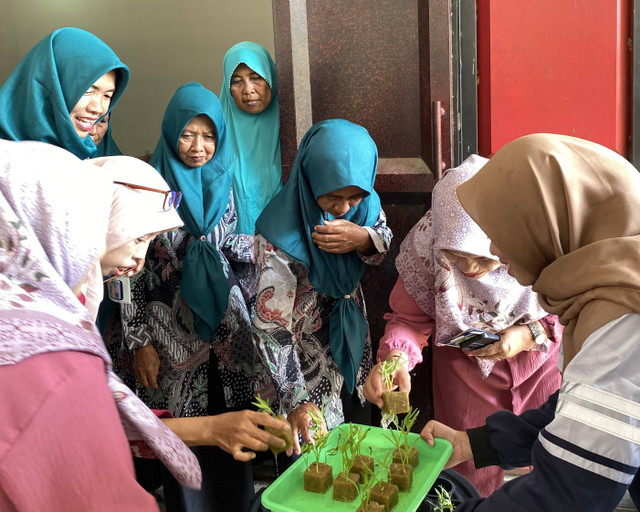 Mahasiswa KKN UNDIP saat demonstrasi BUDIKDAMBER di Desa Mojorejo, Kecamatan Bendosari, Kabupaten Sukoharjo