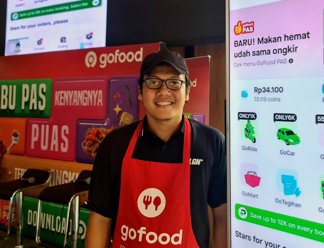 Pemilik Nasi Telur Bahagia, Ahmad Maftuh Ihsan, salah satu pelaku UMKM di Jogja yang omzetnya naik 50 persen karena layanan pesan antar makanan online. Foto: Dok. Gojek