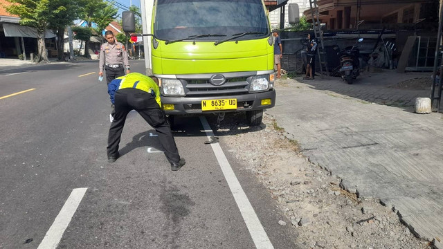 Petugas saat lakukan olah TKP kecelakaan lalu-lintas di Jalan Raya Bojonegoro-Babat, turut Desa Gunungsari, Kecamatan Baureno, Kabupaten Bojonegoro. Jawa Timur. Selasa (13/08/2024) (Aset: Istimewa)