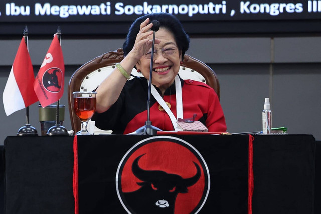 Ketua Umum PDIP Megawati Soekarnoputri memberikan pengarahan tertutup dalam rapat koordinasi dengan Badan Saksi Pusat Nasional (BSPN) dan Badan Bantuan Hukum dan Advokasi Rakyat (BBHAR) di Sekolah Partai PDIP, Lenteng Agung, Selasa (13/8/2024). Foto: PDIP