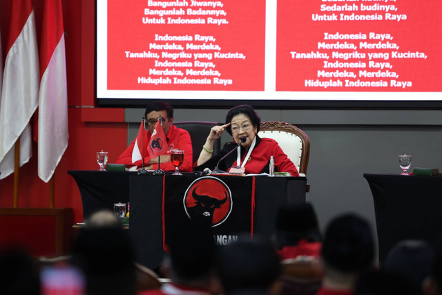 Ketua Umum PDIP Megawati Soekarnoputri memberikan pengarahan tertutup dalam rapat koordinasi dengan Badan Saksi Pusat Nasional (BSPN) dan Badan Bantuan Hukum dan Advokasi Rakyat (BBHAR) di Sekolah Partai PDIP, Lenteng Agung, Selasa (13/8/2024). Foto: PDIP