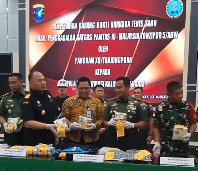 Pangdam Tanjungpura saat menyerahkan 10,54 kilogram sabu ke BNN Kalbar. Foto: Dok. Kodam Tanjungpura XII