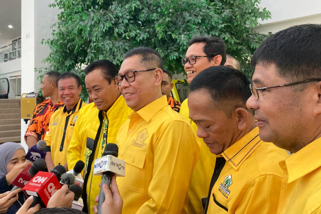 Waketum Bidang Hukum DPP Partai Golkar Adies Kadir menjelaskan teknis rapat pleno yang akan diselenggarakan malam ini, Selasa (13/8/2024). Foto: Alya Zahra/Kumparan