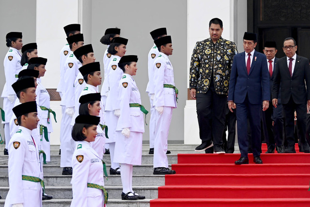 Presiden Joko Widodo didampingi Menko PMK Muhadjir Effendy, Mensesneg Pratikno dan Menpora Dito Ariotedjo berjalan setibanya untuk berfoto bersama anggota Paskibraka 2024 di Istana Negara, Ibu Kota Nusantara (IKN), Kalimantan Timur, Selasa (13/8). Foto: Sigid Kurniawan/ANTARA FOTO 