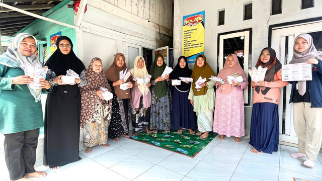 Foto bersama dengan Ibu Bidan Desa, Ibu Kader Posbindu, serta lansia Dukuh Sikidang, Desa Donorejo 