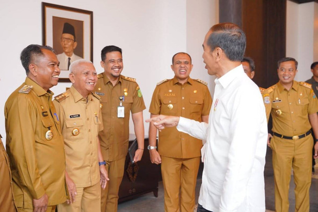 Presiden Jokowi bersama Wali Kota Medan Bobby Nasution dan Bupati Asahan Surya (kedua kiri) di IKN. Foto: Dok. Istimewa