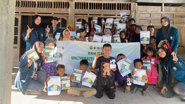 (Foto KKN Tim 2 Undip bersama anak-anak Dukuh Mundu yang membawa Celengan dan Materi tentang 3R, diambil pada 28 Juli 2024, sumber: Dokumentasi Pribadi)