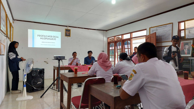 Pemaparan web profile desa yang mengundang perwakilan perangkat Desa Mlopoharjo.