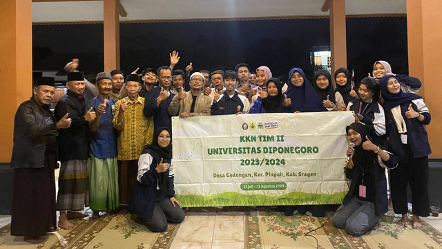 Foto KKN Tim 2 Undip Bersama Warga Dukuh Butuh Desa Gedongan dan Karang Taruna Dukuh Butuh saat Workshop Pembuatan Pupuk Cair (Eco-Enzyme, diambil pada 30 Juli 2024 Sumber: Dokumentasi Pribadi)