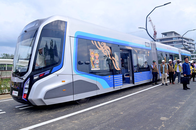 Presiden Joko Widodo didampingi Menhub Budi Karya Sumadi mencoba kereta otonom atau autonomous rail transit (ART) di Ibu Kota Nusantara (IKN), Kalimantan Timur, Selasa (13/8/2024). Foto: Kemenhub RI