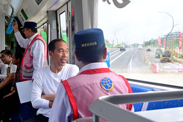 Presiden Joko Widodo didampingi Menhub Budi Karya Sumadi mencoba kereta otonom atau autonomous rail transit (ART) di Ibu Kota Nusantara (IKN), Kalimantan Timur, Selasa (13/8/2024). Foto: Kemenhub RI