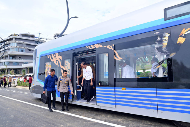 Presiden Joko Widodo didampingi Menhub Budi Karya Sumadi mencoba kereta otonom atau autonomous rail transit (ART) di Ibu Kota Nusantara (IKN), Kalimantan Timur, Selasa (13/8/2024). Foto: Kemenhub RI