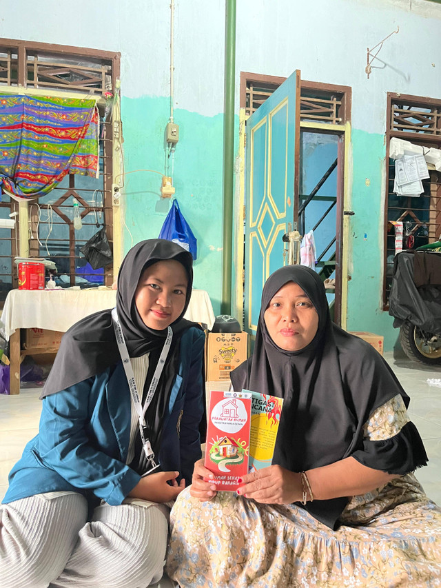 Foto bersama salah satu warga Kelurahan Simbang Kulon