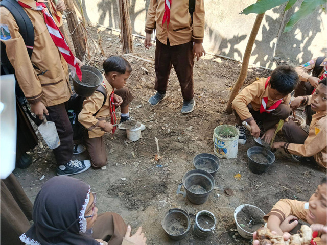 Siswa/Siswi SDN 1 Banjarejo Mempraktikkan Cara Menanam TOGA di SDN 1 Banjarejo Kabupaten Malang, Kamis (25/7/2024)