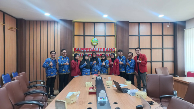 Sesi Foto Bersama dengan Pegawai Pemerintah Kabupaten Banyumas Setelah Sesi Uji Publik Policy Brief. Foto: Akhmad Kurniawan/Ketua Tim