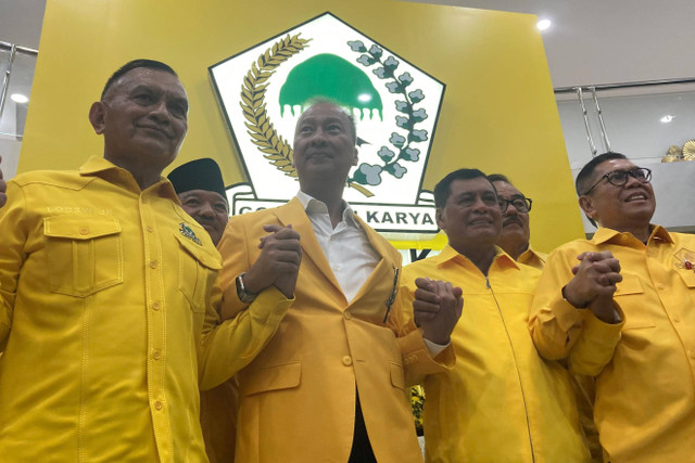 Plt Ketum Golkar Agus Gumiwang Kartasasmita memberikan keterangan pers di DPP Golkar, Jakarta Barat, Selasa (13/8/2024). Foto: Alya Zahra/Kumparan