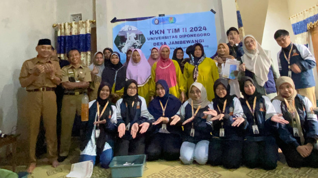 Mahasiswa KKN Undip Beri Pelatihan Pembuatan POC dari Air Cucian Beras (Foto: Dok. TIM II KKN UNDIP 2023/2024)