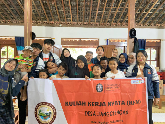 Program kerja pelatihan menulis bahasa Inggris oleh Mahasiswa KKN TIM II UNDIP