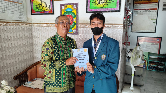 Penyerahan modul Matematika kepada Guru kelas 6 SDN Desa Danasari (8 Agustus 2024)