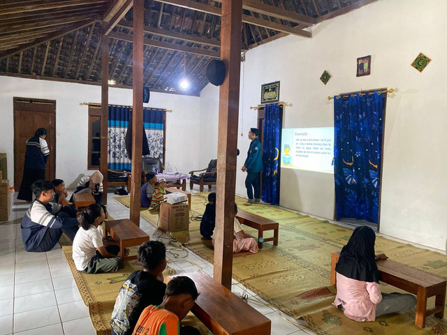 Sesi pembelajaran interaktif oleh Mahasiswa KKN TIM II UNDIP