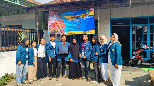 Foto Bersama Ibu Taflikhatun Selaku Pemilik UMKM FAS Food & Drink Desa Danasari, Kec. Pemalang