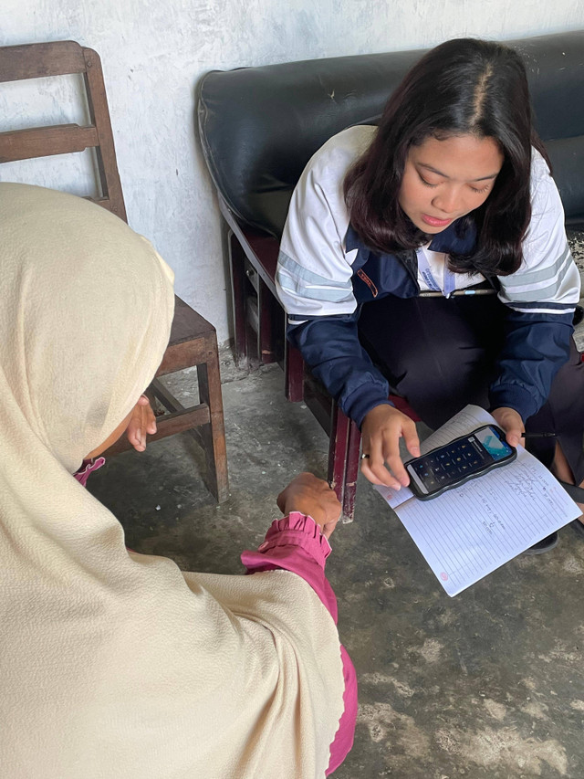 Mahasiswa KKN UNDIP melakukan edukasi pembukuan keuangan sederhana menggunakan aplikasi TOKO KU bagi pelaku UMKM.