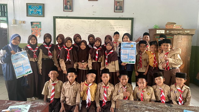 Dokumen Foto Bersama adik - adik Madrasah Ibtidaiyah Salafiyah (MIS) Desa Pucung