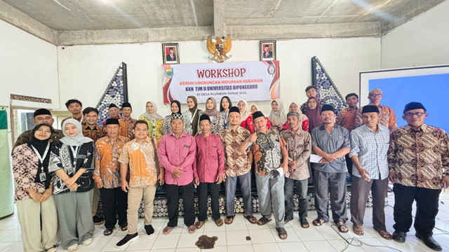 Foto bersama perangkat desa dan masyarakat desa pada Workshop Bersih Lingkungan Hidupkan Kebaikan