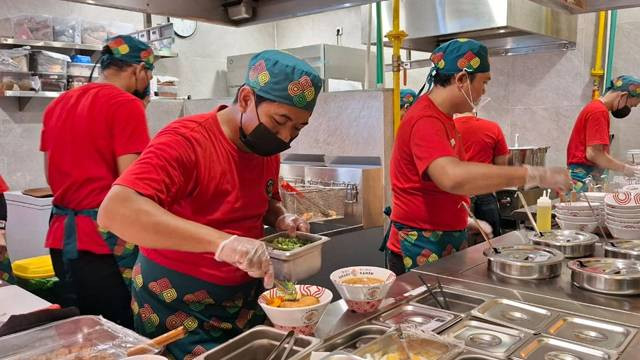 Para chef di Haraku Ramen sedang menyajikan Ramen pesanan pelanggan. Dapur Haraku Ramen berkonsep Open Kitchen, sehingga para pelanggan dapat memantau langsung proses pengerjaan pesanan mereka.