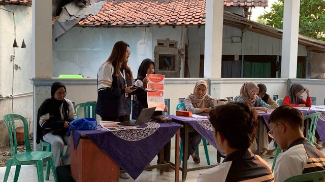 Sumber: Dokumen Pribadi. Pemaparan Materi Kenakalan Remaja di Balai Desa Werdi