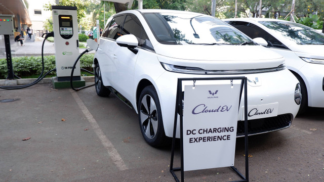 Mobil listrik Wuling Cloud EV dan salah satu charging station dengan port GB/T DC Fast Charging di Jakarta. Foto: Sena Pratama/kumparan